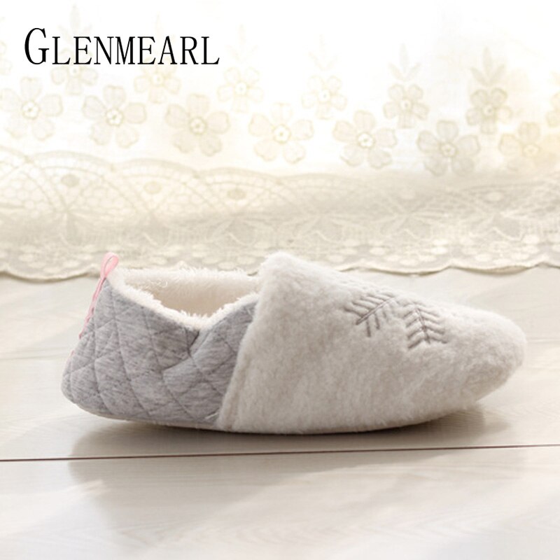 Kobiety kapcie zimowe ciepłe futro Inoor buty płaskie przytulne miękkie domowe kapcie kobieta śnieżynka białe antypoślizgowe kobiece suwaki prezent DE