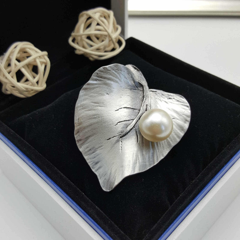 Antique Silver Plated Leaf Shape Vintage Brooches Classic Style Grey Imitation Pearl Pin Brooch Jewelry For Women