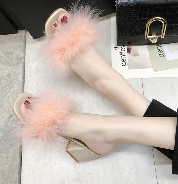 Gennemsigtig pels slides kvinder sko tykke høje hæle fluffy fjer hjemmetøfler slip på firkantet tå dame lodne hår klipklapper: Lyserød / 8.5