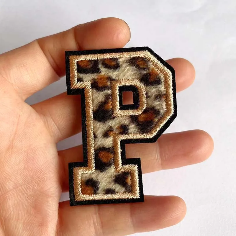 Parches de insignia de letras del alfabeto inglés A ~ Z, apliques bordados con estampado de leopardo, pegatinas para planchar para ropa, ropa con nombre DIY