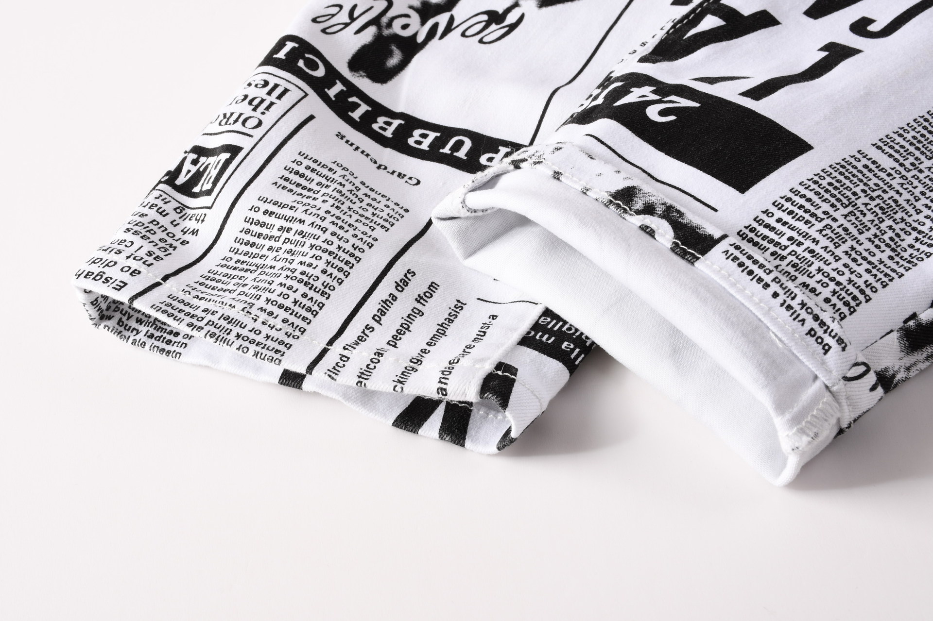 Men’s Street Prints Jeans,Slim-fit Stretch Denim Pants,Newspaper Painting Party Jeans,Cool Casual Jeans;