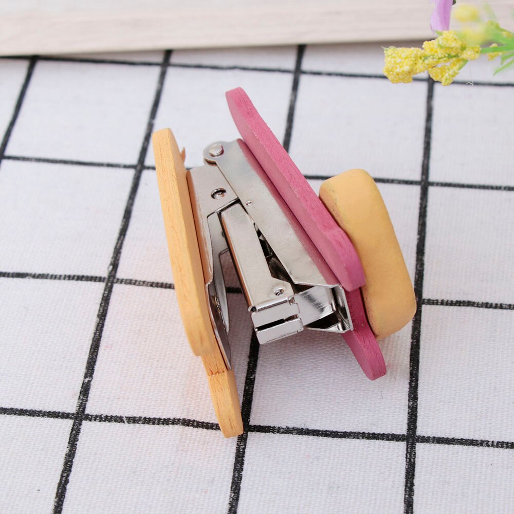 Nowy 1 sztuk kreskówka śliczne mini drewna zszywacz kieszeń zszywacz ręczny papieru wiążące spoiwo spinacz artykuły piśmiennicze