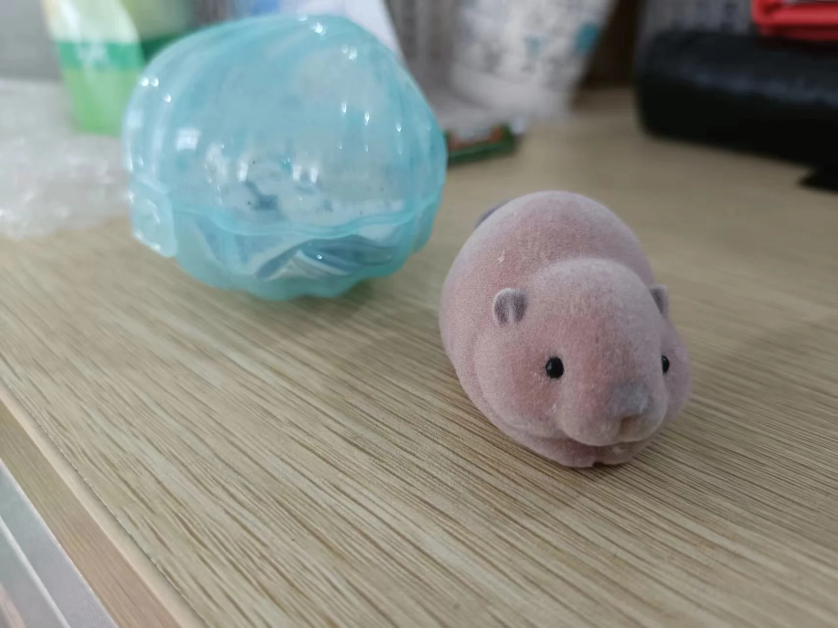 Juguetes de cápsula del mundo graso, figura esponjosa de Nutria kawaii, ojos redondos, boca hinchada, castor gordo flocado, mascota apilable, gashapon