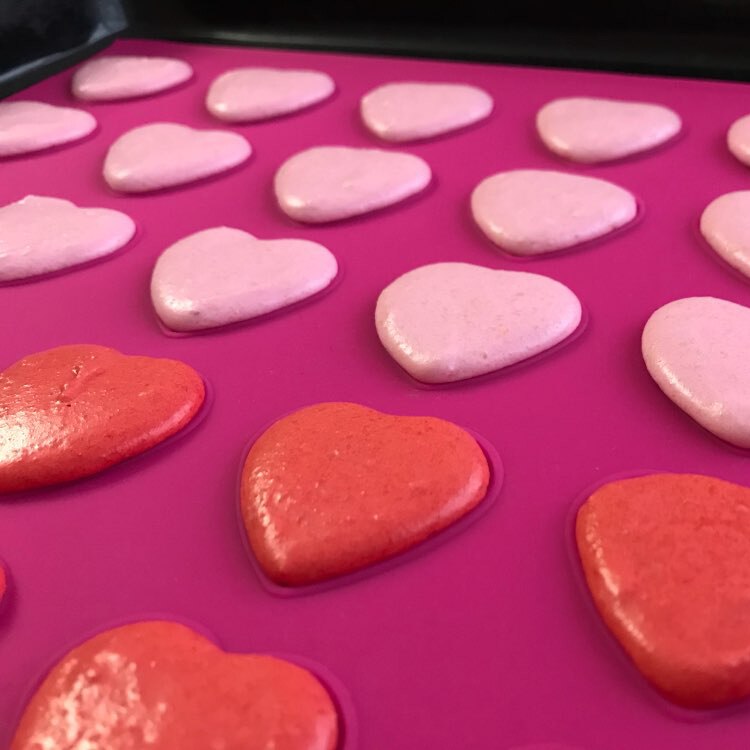 Silicone bakeware 42 Hearts Shape Macaroon Molds Muffin Oven Pad Baking Tray Liner Cake Pastry Macaron Mat waffle maker