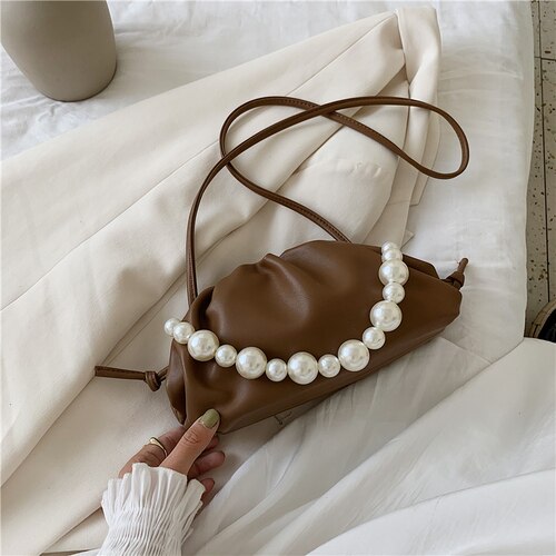 Pearl sweet cloud-väskor små crossbody-väskor i pu-läder för kvinnor enfärgade axelhandväskor kvinnlig crossbody-väska: Mörkbrun