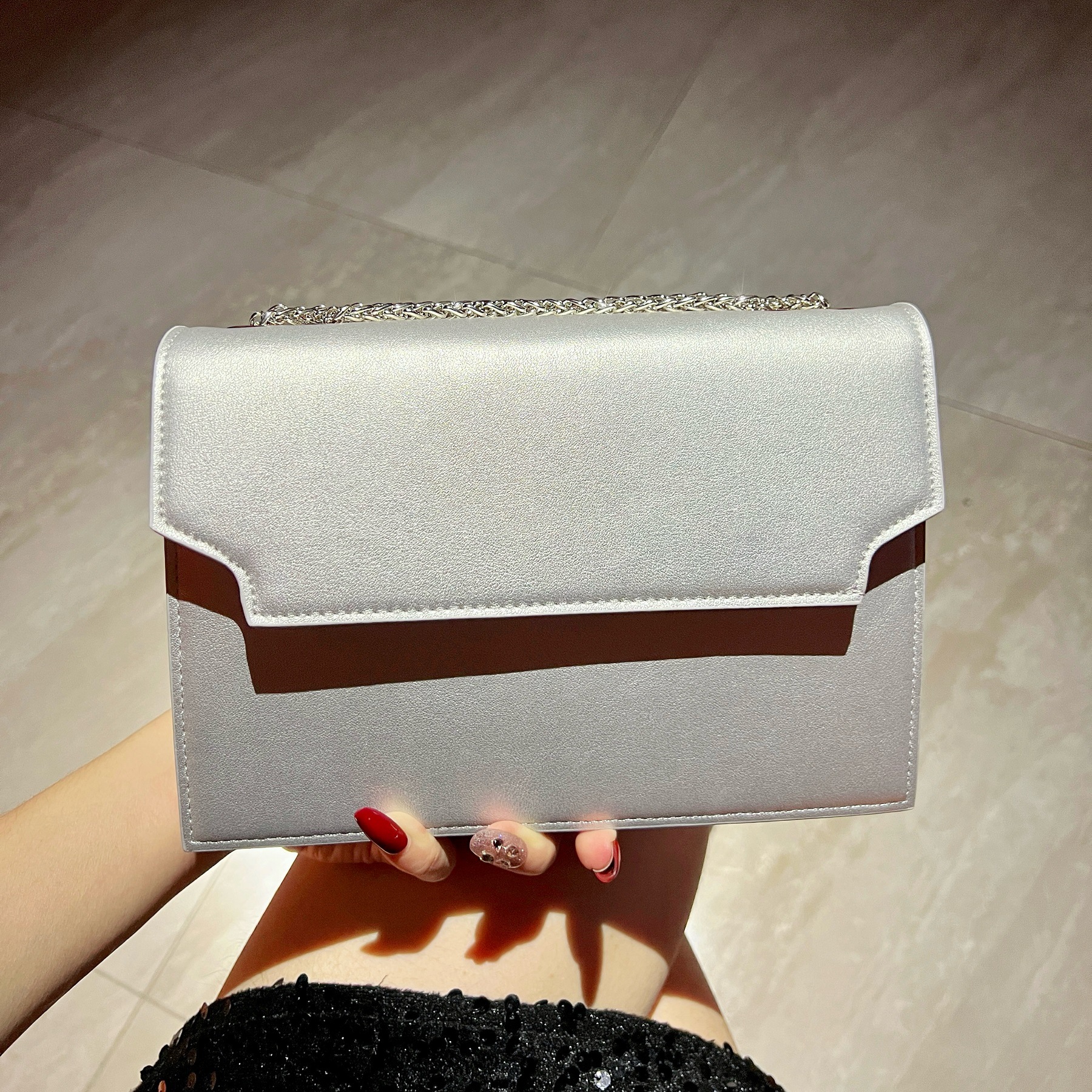 , eenvoudige en modieuze clutch voor dames, veelzijdige schoudertas met ketting, handtas, postbodetas, dames tas voor woon-werkverkeer