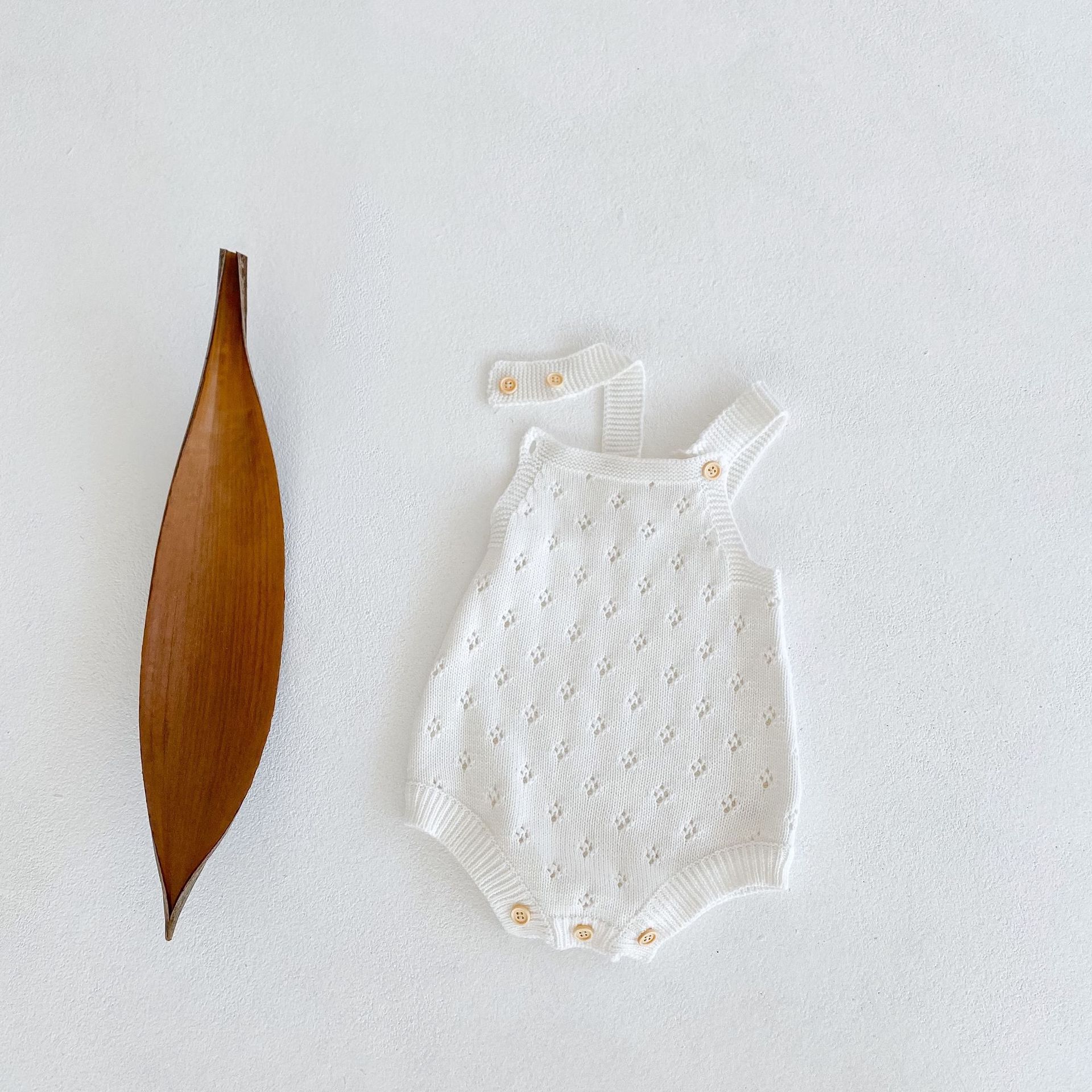 8383 babykleidungsstücke für neugeborene: strickstrampler für jungen (herbst), strickstrampler mit trägern (baumwolle), einteiler für mädchen.