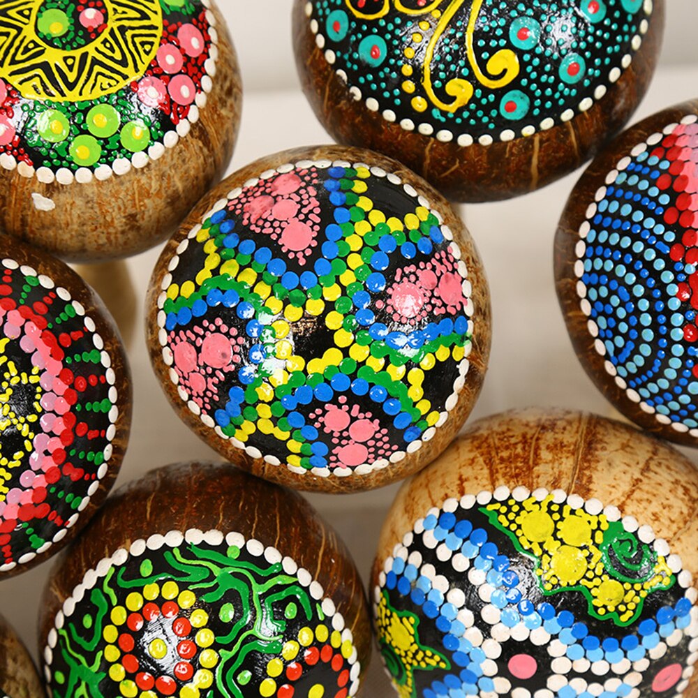 Maracas de madera de cáscara de coco maraca de arena agitador con patrones bonitos percusión instrumento Musical juguetes al azar)