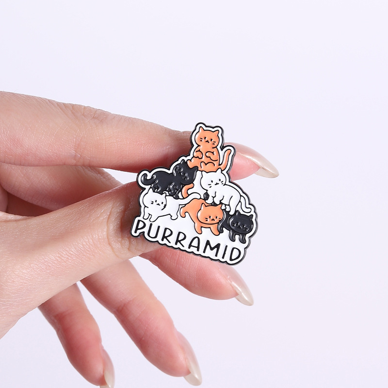 Pin de Esmalte CAT Purramid: Broche de Gato de Desenho Animado para Mochila, Acessórios de Roupa e Joias de Moda