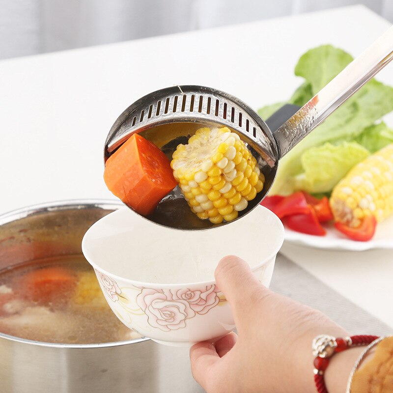 Roestvrijstalen vergiet met handvat voor het eten van soep in een hete pot