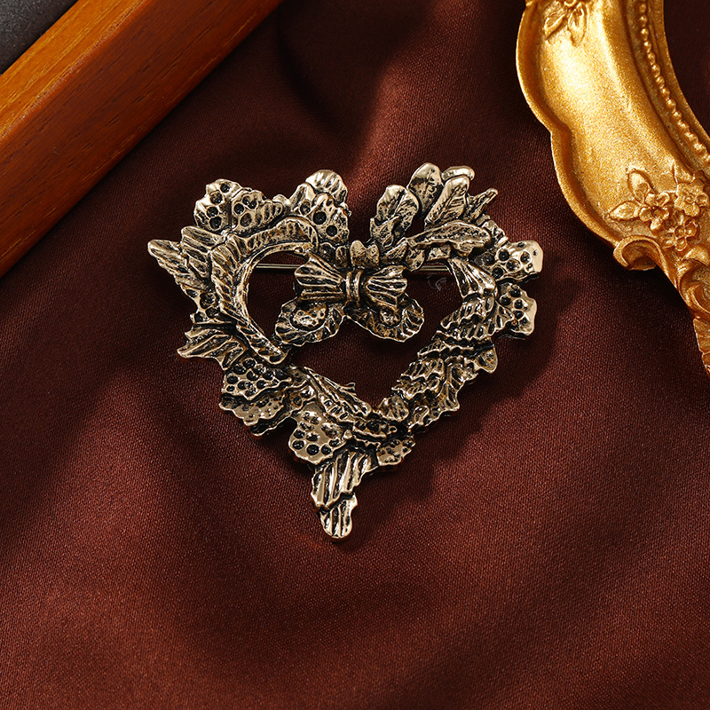 Broche de corazón de perla minimalista Vintage para mujer, accesorios de abrigo con personalidad, Pin exquisito Floral de Metal de nicho, joyería de: Bañado en rodio de imitación