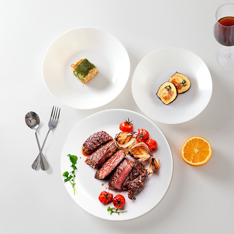 Hvitt opal glass porselen flate tallerkener middagsretter servise salatrett sushi frokost biff tallerken