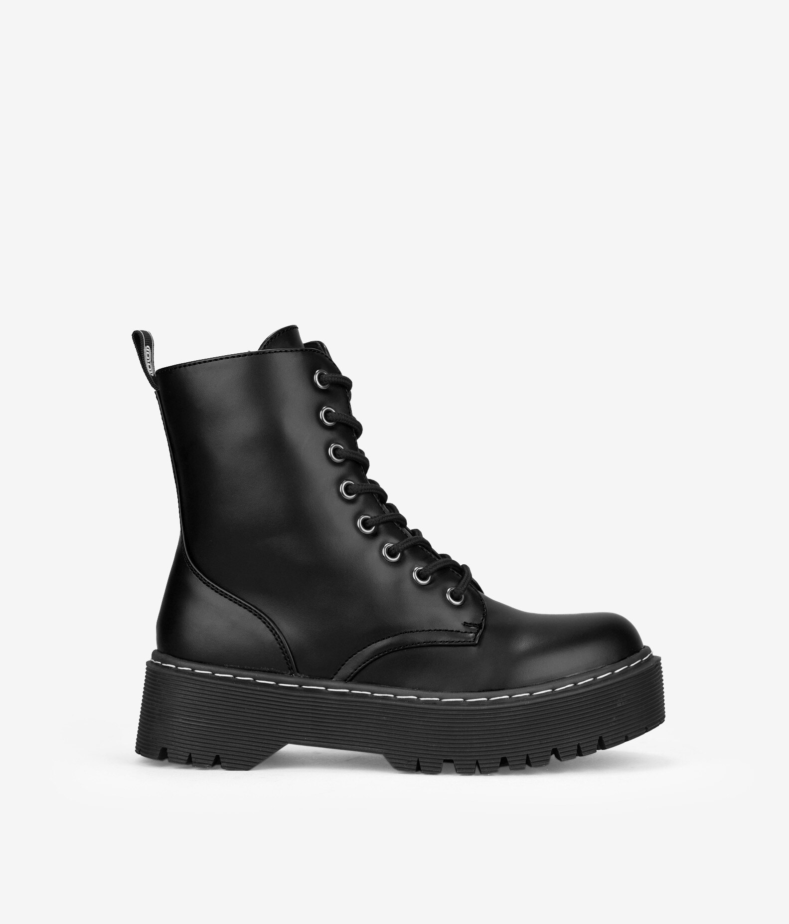 BOSANOVA Botines militares negros para mujer con ligera suela rayada. Cierre con cordones y cremallera interior.