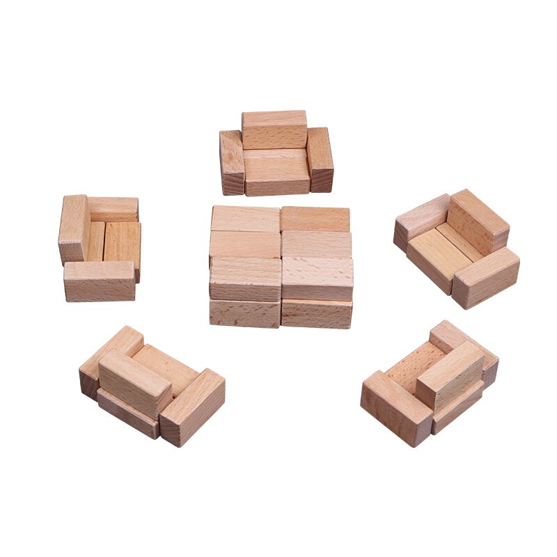 Intellectuele uitdaging voor kinderen: houten speelgoed, blokken, cartoon, kip, muur breken, jenga, educatief speelgoed voor kinderen.