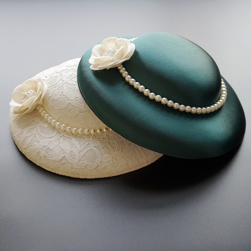 Vintage stor satin bröllopshatt kvinnor brittisk pärla blomma fascinator hatt röd rosa grön spets blommig cocktail show party huvudbonad