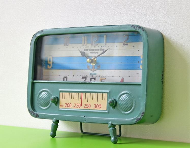 Metallklocka retro nostalgisk radiojärn metallbordsklockor termometer dispaly timer sovrum studie kontor antik dekor klocka