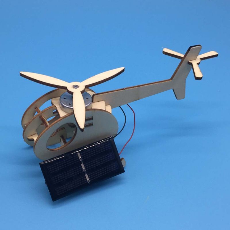3d monteer een op zonne-energie aangedreven helikoptervliegtuig met puzzeltechnologie van hout
