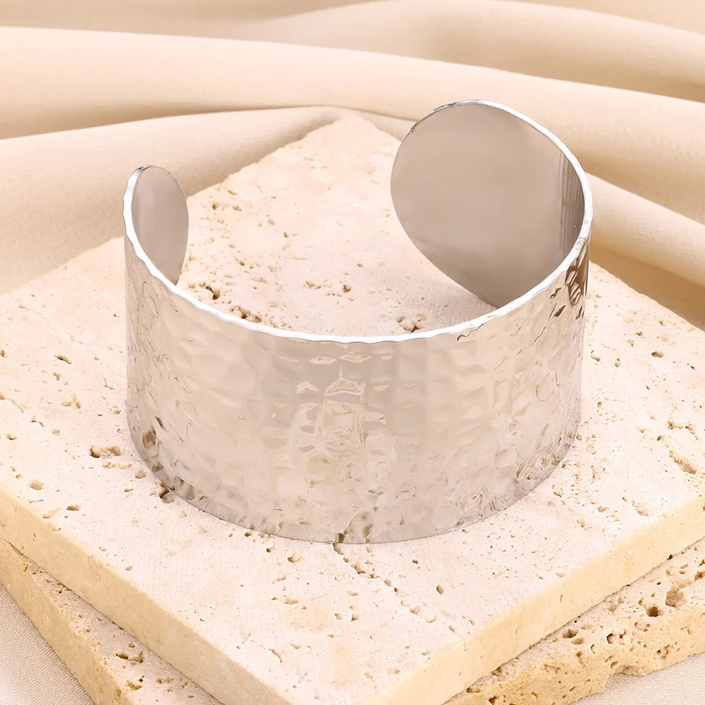 Brazalete clásico con apertura de textura arrugada para mujer, brazalete exquisito, Color dorado, adorno de mano de acero inoxidable,: Bañado en rodio de imitación