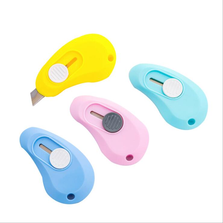 1 Pcs Willekeurige Kleur Candy-kleurige Mini Mes Handwerk Maken Gereedschap Box Opener Papier Cutter Snijden Papier Utility mes