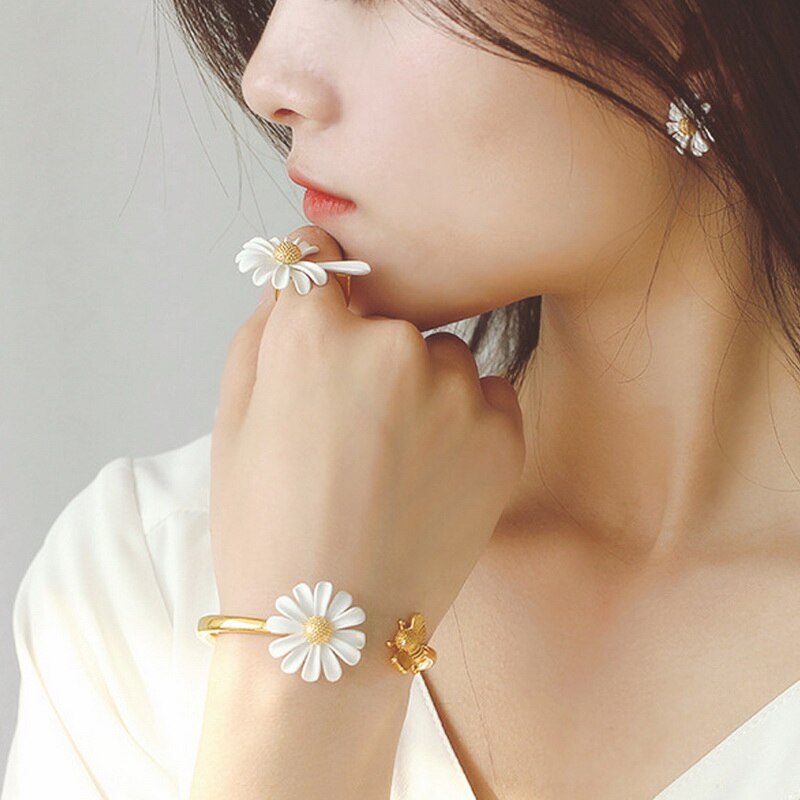 Koreaanse Stijl Leuke Kleine Daisy Bloem Stud Oorbellen Voor Vrouwen Meisjes Zoete Verklaring Asymmetrische Earring Partij Sieraden