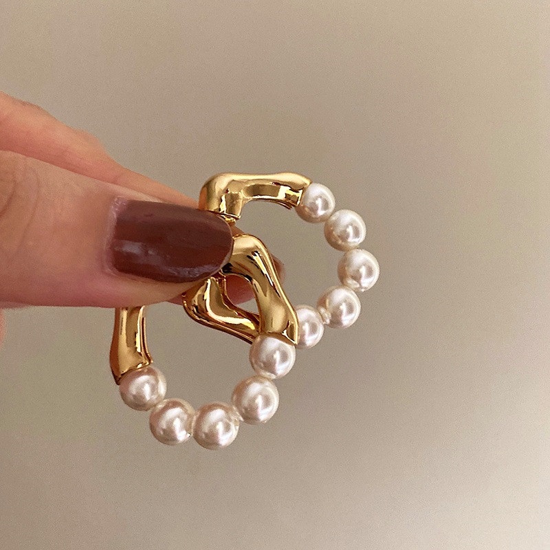 YANGLIUJIA Pendientes de perlas de metal Estilo europeo y americano Pendientes de tuerca de con personalidad Accesorios de boda de viaje para chica: Color dorado