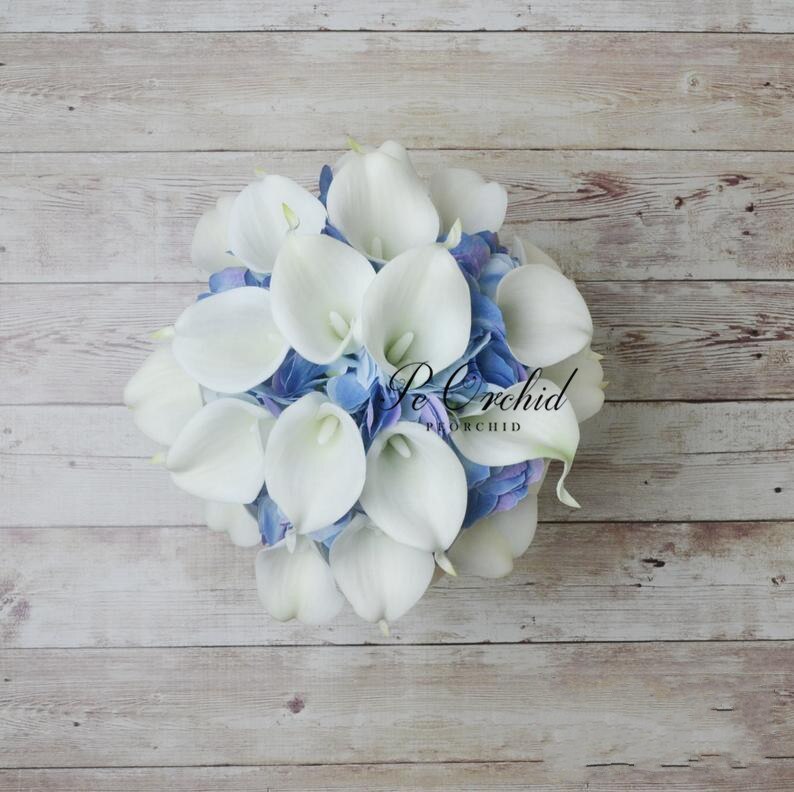 Peorchid classic hortensia calla lilje brudebuket blå hvid landlig bryllup blomster til bruden buket