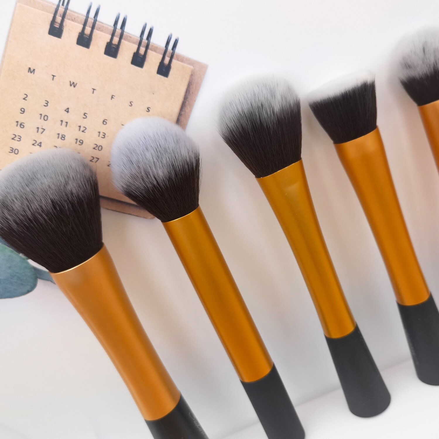 Sedona hämmästyttävä kultainen meikkiharjasetti, jossa pehmeä tiivis synteettinen karva alumiiniholkki ja muovinen kahva