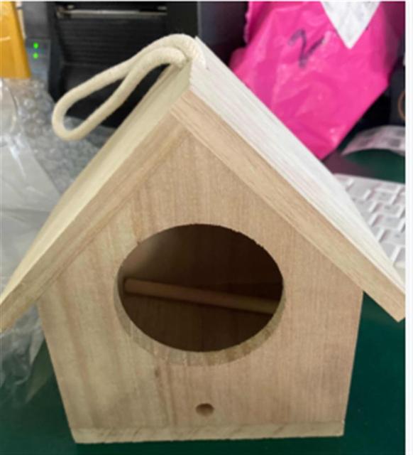 Birdhouse Bird Feeder Wooden Hanging Nest Box Natural Wood Bird Feeding House Outdoor Window Cage with Suction Cups: 4.3X4.3X5.5in