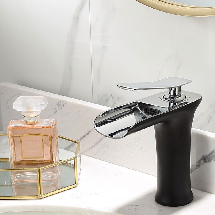 Wastafelkranen Waterval Badkamer Kraan Enkele Handgreep Wastafel Mengkraan Bad Zwarte Kraan Messing Sink Water Kraan Chrome: Black and Chrome