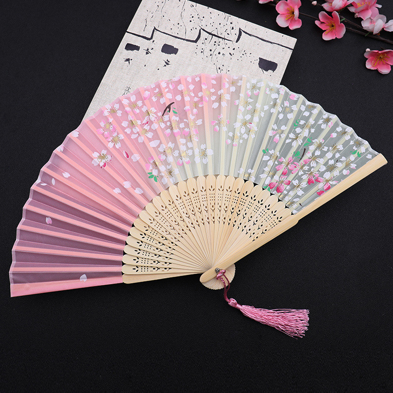 1 st bärbar handfällbar fläkt kinesisk stil dansrekvisita retro fläkt kvinna män bambu trä sidenblomma fällbar fläkt: Mörkgrå