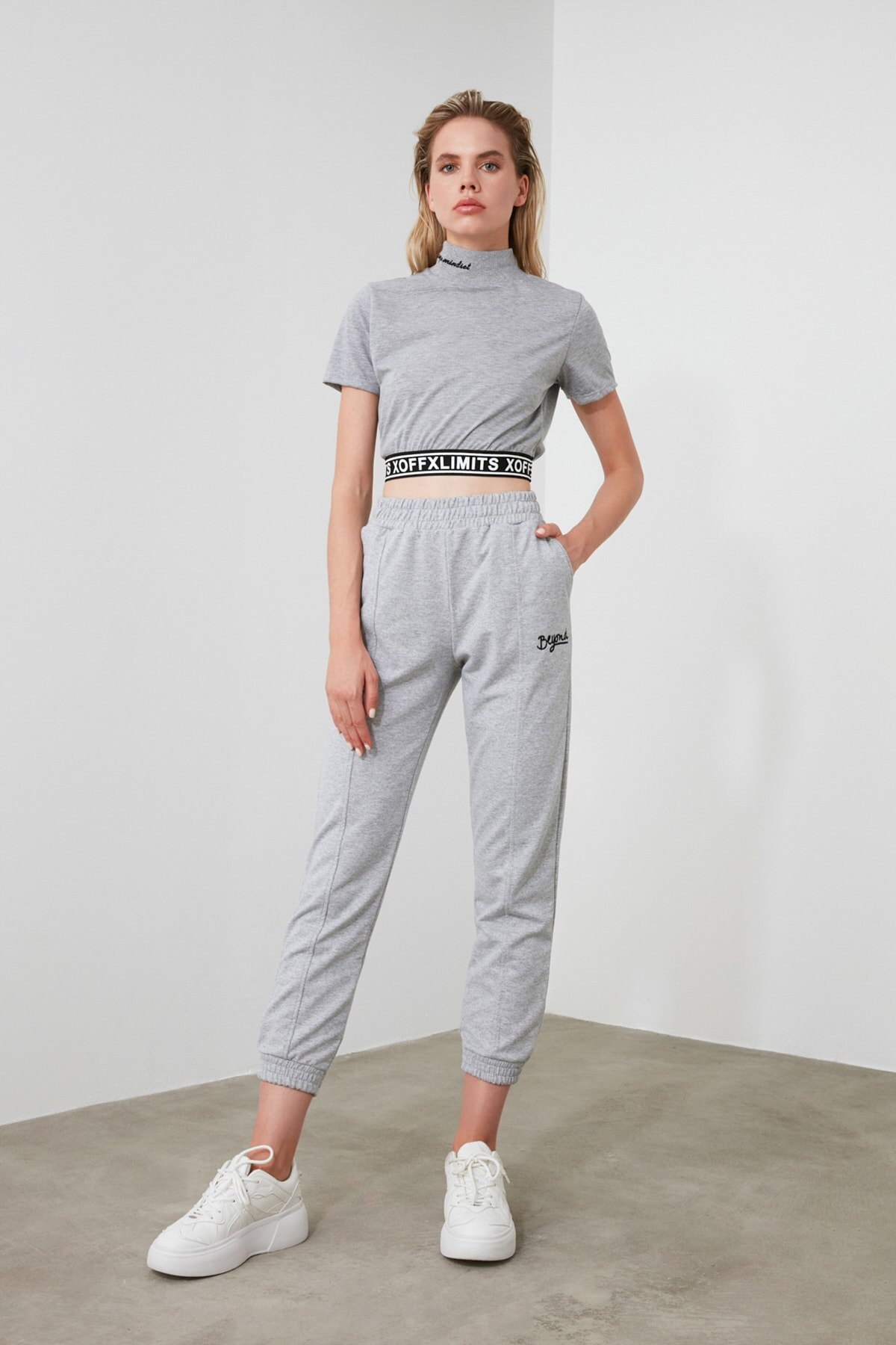 Pantalon de survêtement en tricot brodé Trendyol deuxaw21ea0049: Gray / M