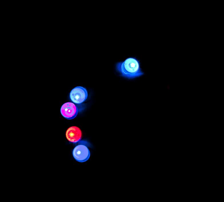 100 teile/satz Die zeigt requisiten für die weihnachtsfeier Licht blinkende LED ring Die zeigt props kinderspielzeug