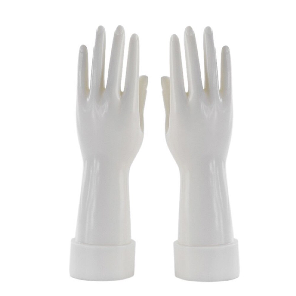 2 stk hvite kvinnelige mannequin håndsmykker spiker vise frem se ringe armbånd hansker kvinner venstre høyre stå vise mannequin hender