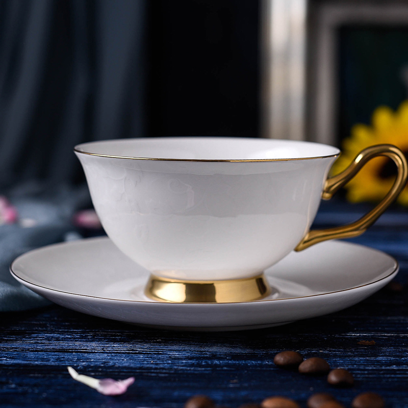 200 ml Porseleinen Theekopjes Fijne Bone China Thee Kop en Schotel Set Britse Stijl Luxe Keramische Koffie Kopjes 2 kleuren