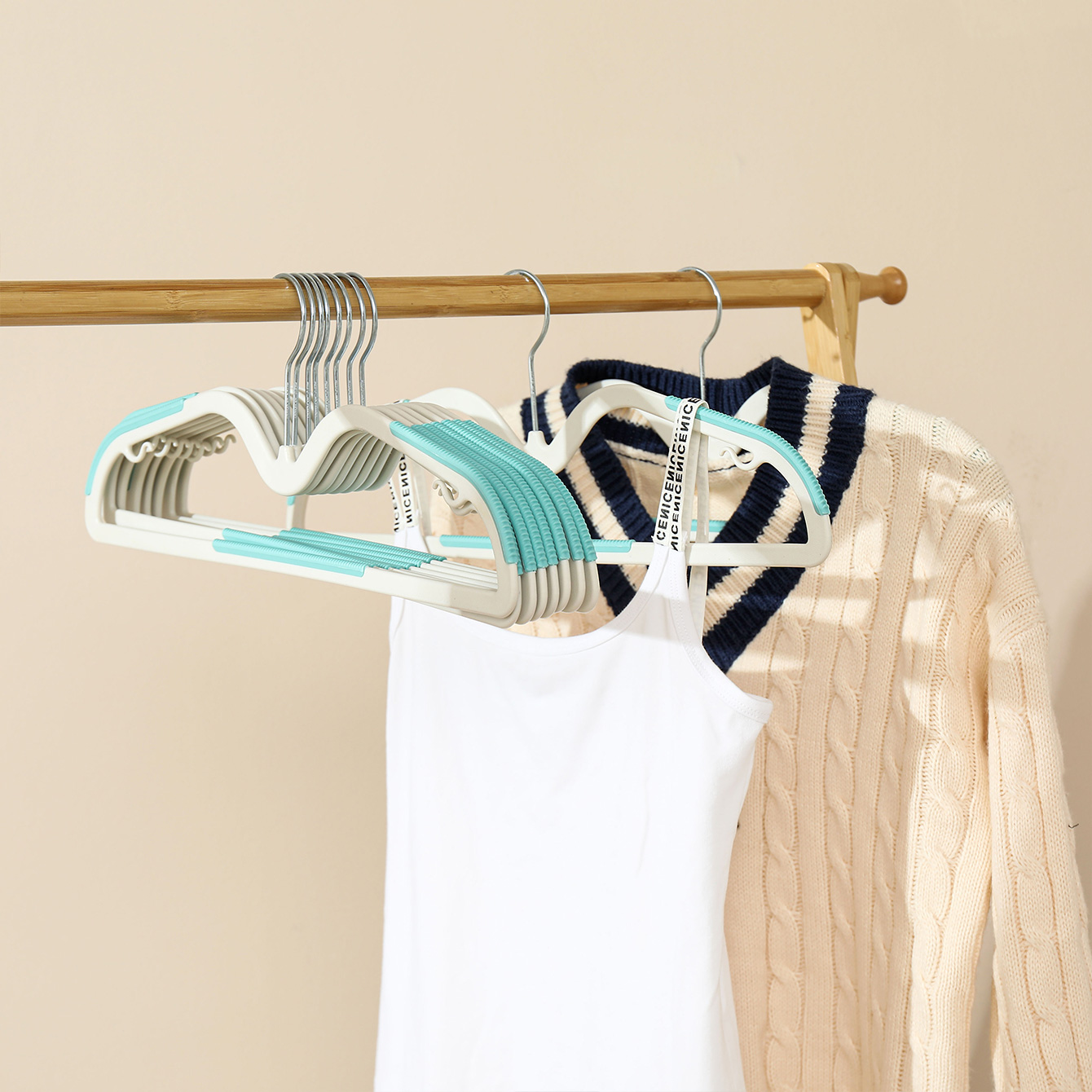 10 perchas de plástico antideslizantes: versátil y sin rastro para ropa, sujetadores y más, ideales para almacenamiento en el hogar y exhibición al por menor: Verde claro