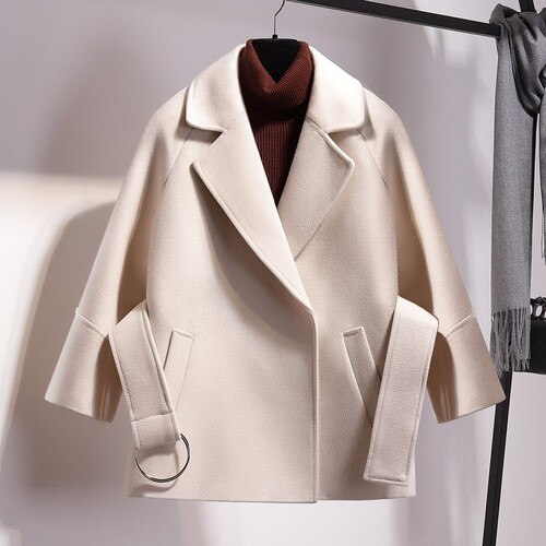 Manteau court en laine pour femme avec ceinture: Beige / M