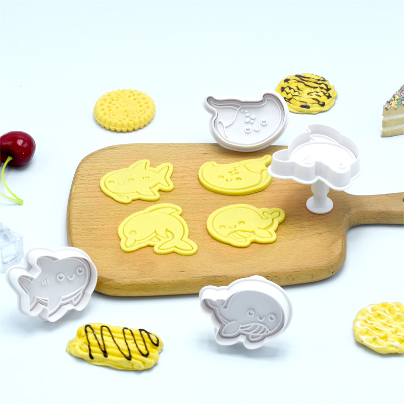 4pcs Ocean Cookie Cutter Jellyfish Seahorse Clownfish Octopus Starfish Fondant Stamp Baking Mold Ocean Theme Cake Decor Tool: C