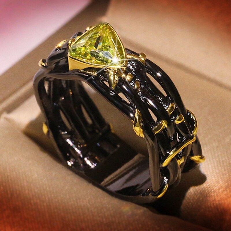 Exaggerated Personality Rings for Women Unique Black Gold Tungsten Triangle Green Zircon Crystal Wedding Rings Jewelry