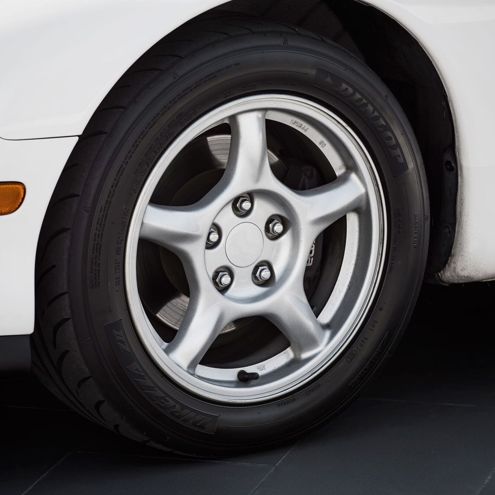 4pcs Universal Wheel Lock Lug Nuts Anti Theft Locking Nuts with 1pc Sleeve