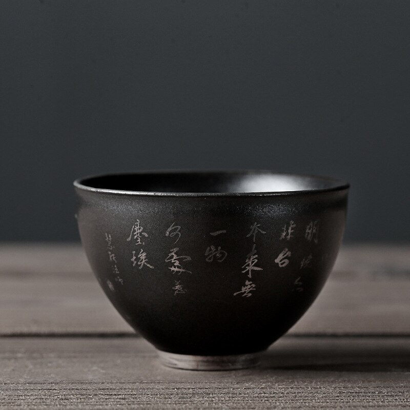 Beschrijving van een zwarte theekop van aardewerk, een zilveren retro theekopje, een zen theekopje, een middelgrote theeset met een kop en een pin-cha-bei.: Gedicht geluk klein kopje
