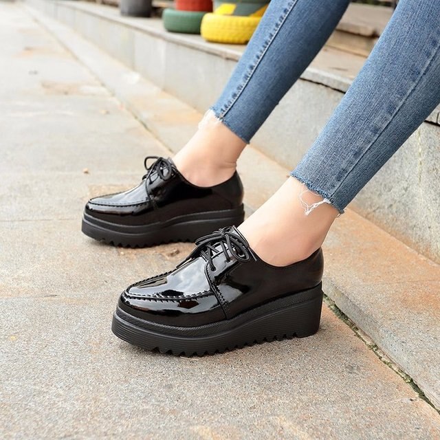 Xiaying smile sko kvinder slope hæl enkeltsko muffinsko med tyk sål britisk retro udskårne sko blonder casual str. 35-39