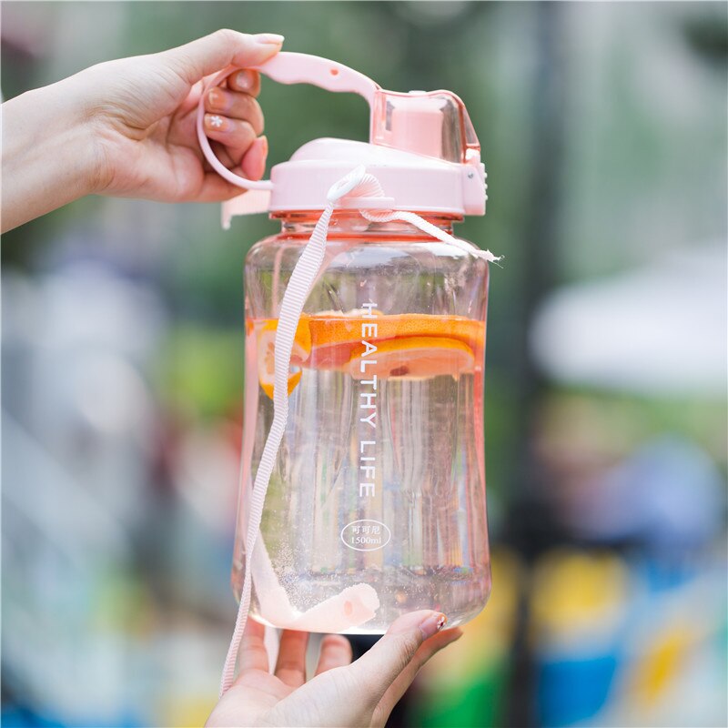1.5l grandes bouteilles d'eau potable en plastique transparent de grande capacité pour le tourisme de fitness en salle de sport bouteille de sport sans bpa avec paille