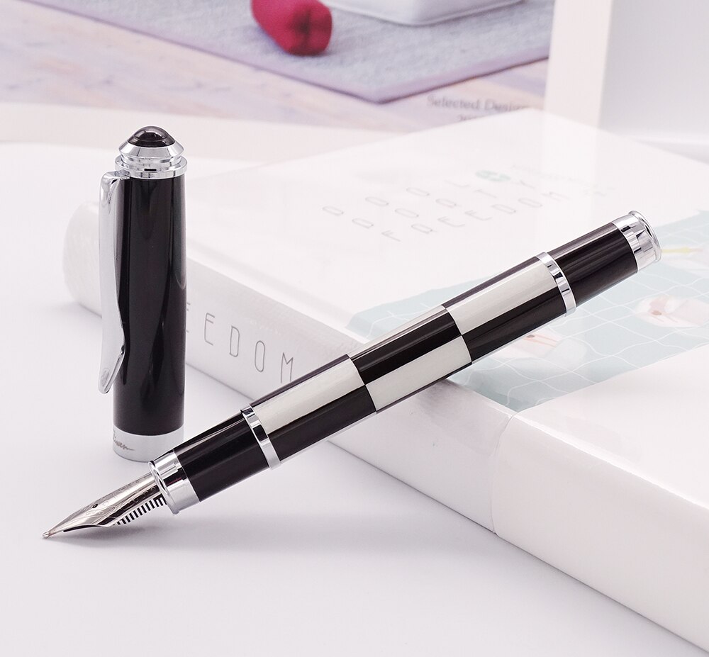 Fuliwen Penna stilografica alla moda in celluloide Pennino medio 0,7 mm, penna con motivo quadrato bianco e nero per la scrittura
