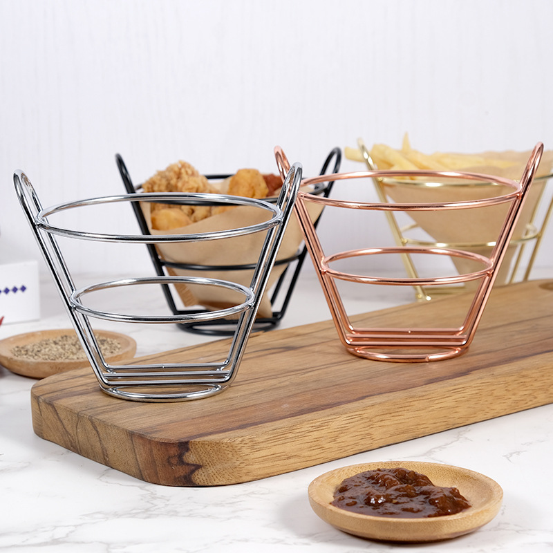 Frietkraam, puntzak, mandje, friethouder met dipschaaltje, puntzak, snack, gefrituurde kip, displayrek, voedselplanken, kom, keukengereedschap