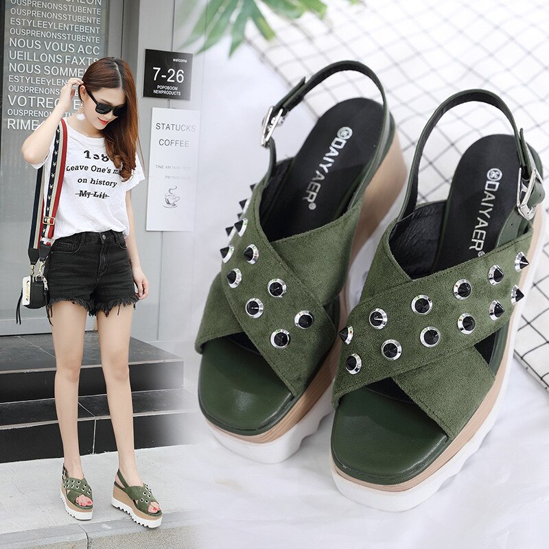 Open Teen Hoge Hak Wig Schoenen Dikke Bodem Muffin Sandalen Vrouwelijke Zomer Gesp Suède Klinknagel Sandalen Vrouwen Zomer Schoenen