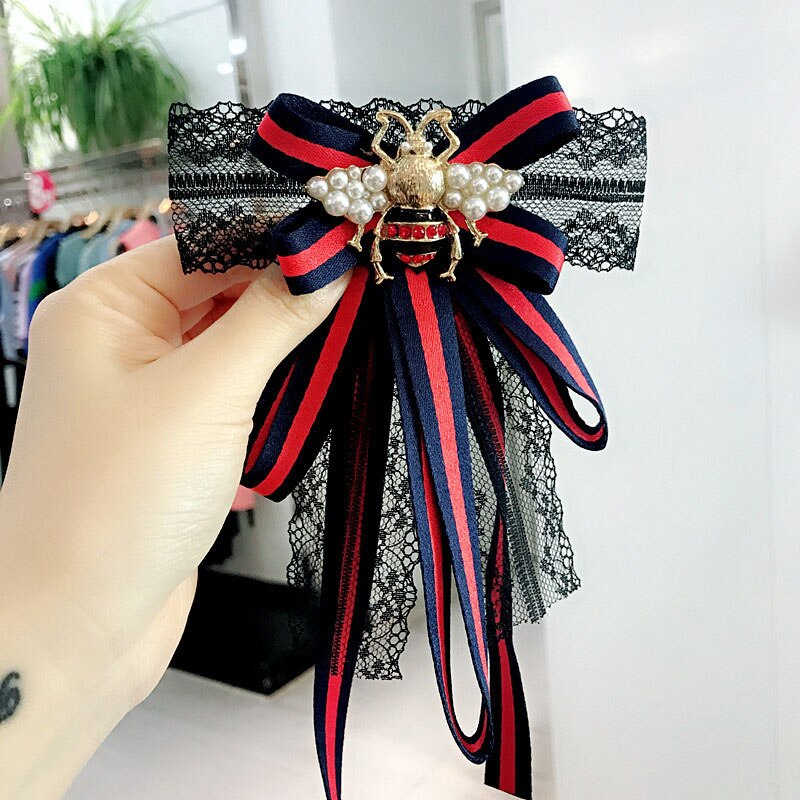 Mode Gestreepte Lint Boog Kant Parels Broches Voor Vrouwen Honeybee Kraag Bloem Revers Pin Kleding Accessoires Voor Lady: red blue