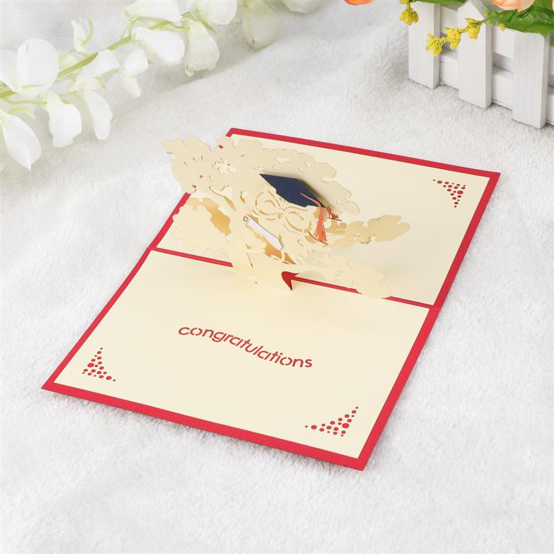 Carte de vœux 3D Pop-Up floquée, cartes de vœux avec casquette de médecin et félicitations pour l'obtention du diplôme (rouge)