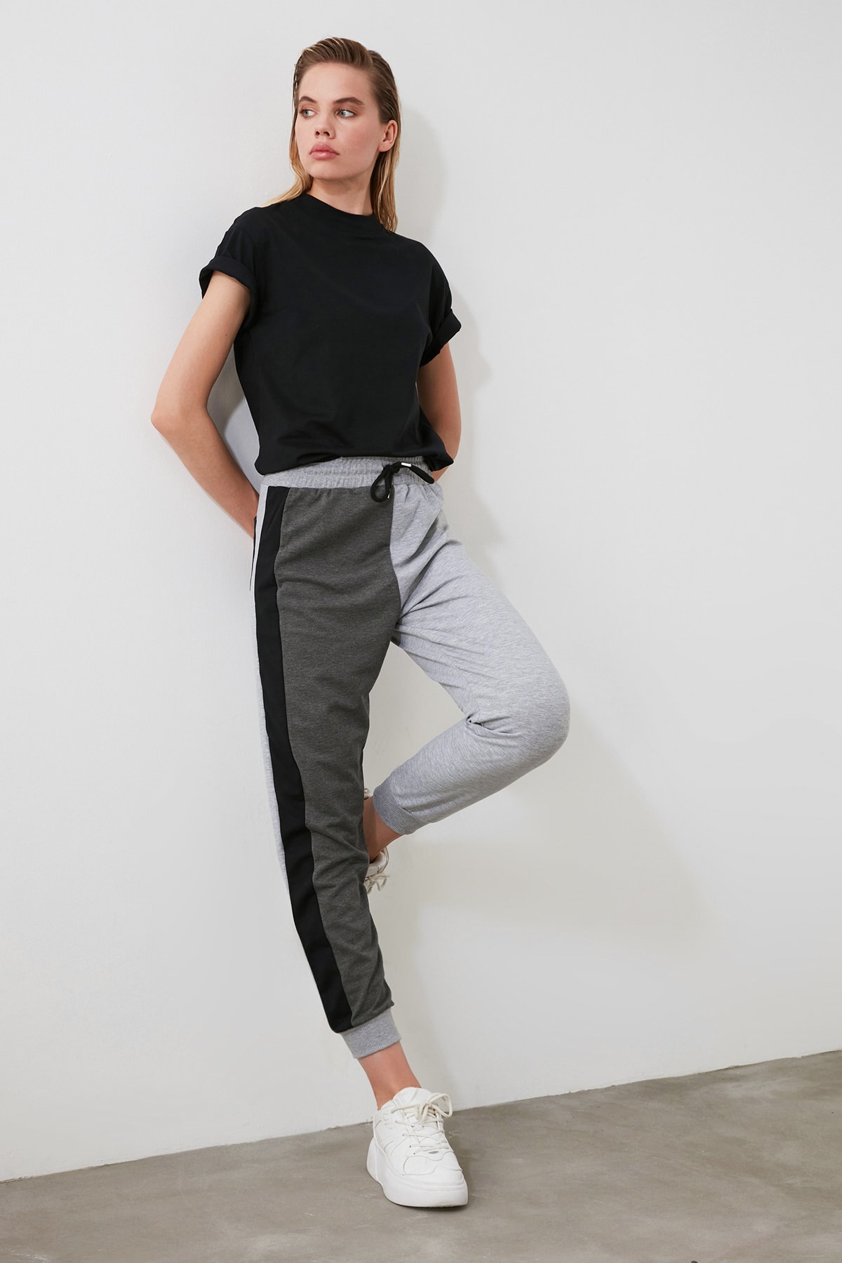 Trendyol With Color Block Knit Sweatpants TWOSS20EA0020