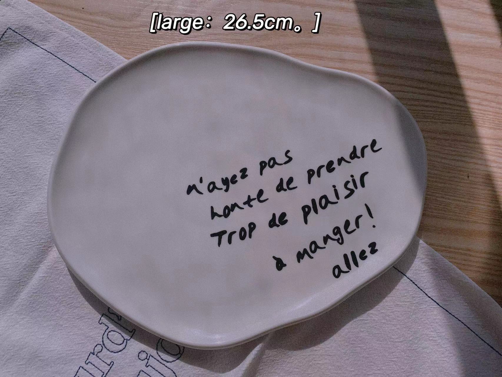 Koreaanse Stijl Decoratieve Plaat Onregelmatige Keramische Diner Platen Platen Keramische Dessertbord Ontbijt Kom Franse Brief: Large   26cm