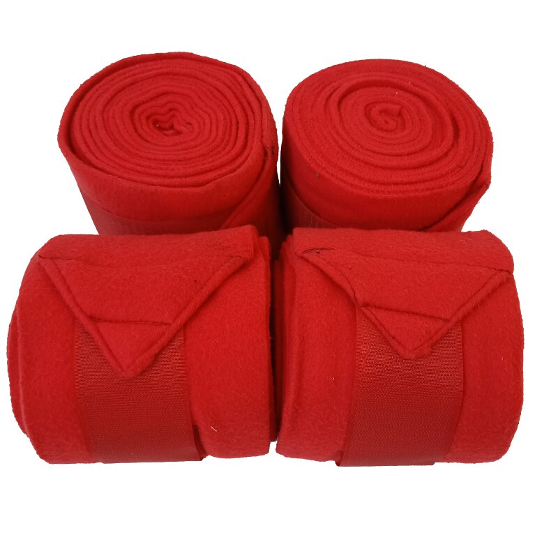 Los caballos son equipados con mallas de caballo, mallas de caballo, ganchos de caballo, protectores de muñeca, protectores de piernas, correas de caballo, protectores de piernas